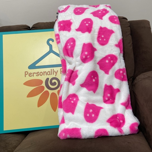 Storehouse PINK GHOST Throw - Picture 2 of 4